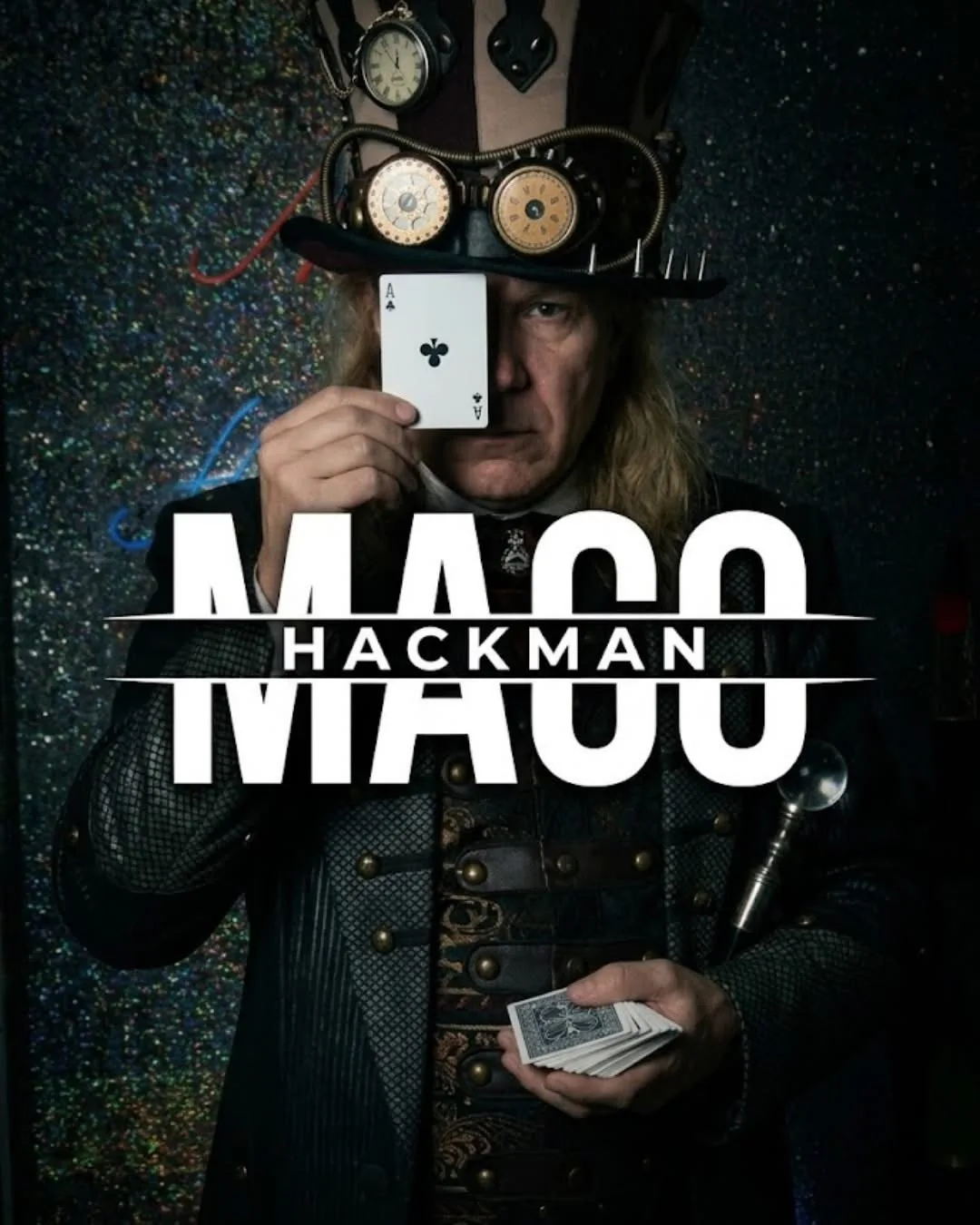 Mago Hackman mostrando una carta